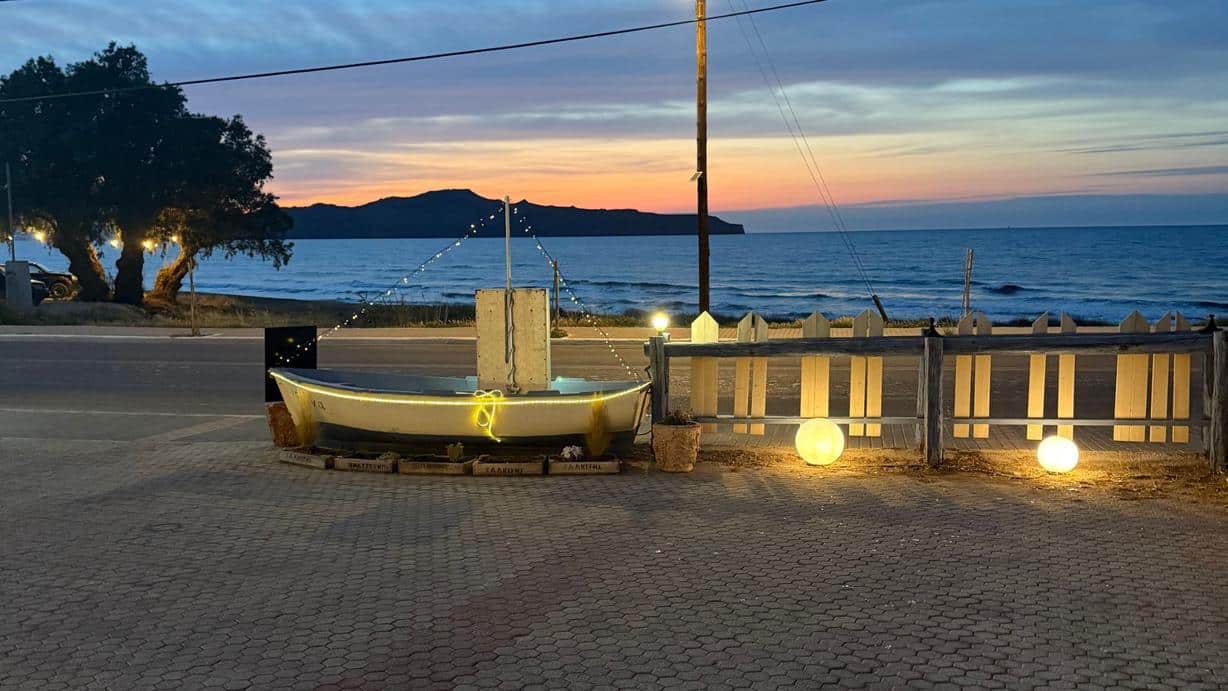 oinomelo restaurant stalos boat